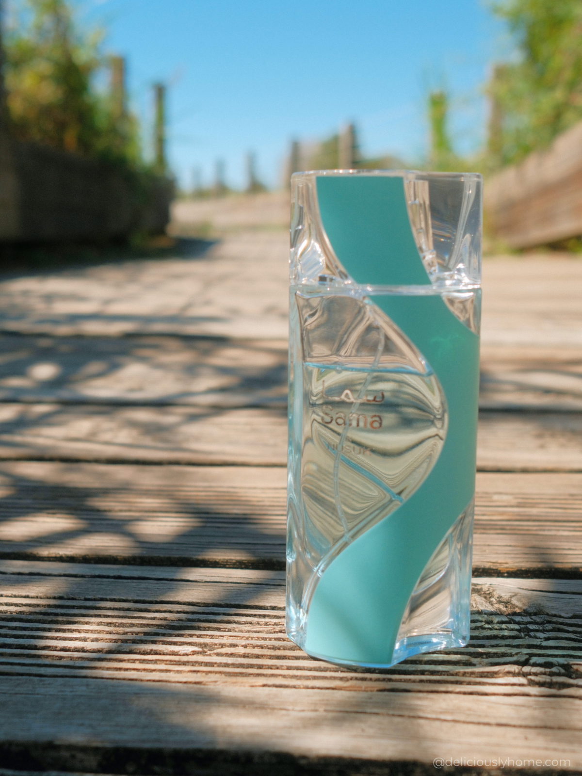 sama nusuk avis deliciouslyhome article 2 Sur les planches du ponton, Sama retrouve le décor qui a accompagné toute cette quête parfumée : l’eau calme, la nature alentour et la simplicité des journées d’été racontées dans One Golden Summer. Notre avis sur Deliciously Home.