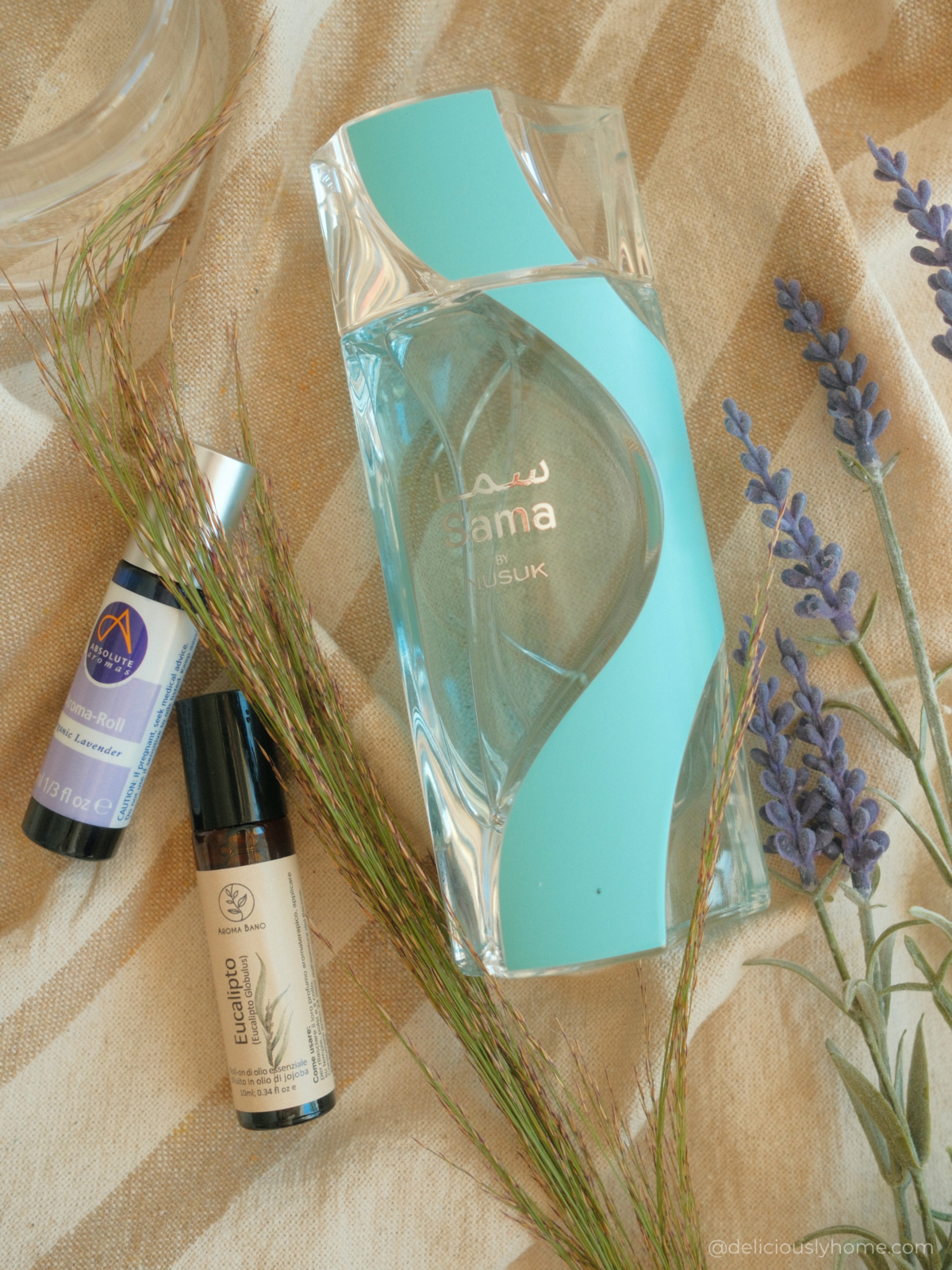 sama nusuk avis deliciouslyhome article 3 Lavande et eucalyptus prolongent ici l’expérience de Sama. Utilisés en roll-ons, ils accentuent certaines de ses facettes aromatiques et permettent de se rapprocher encore un peu de l’odeur imaginée pour Charlie Florek, sur Deliciously Home.