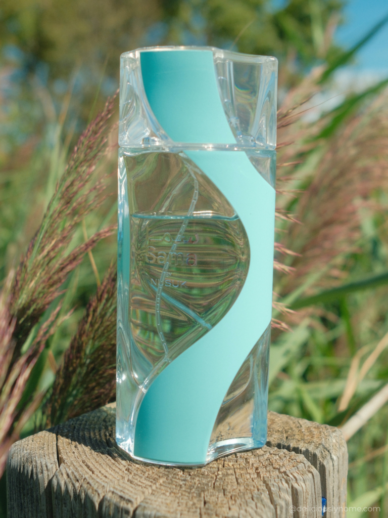 sama nusuk avis deliciouslyhome article 6 Au milieu de la végétation du Méjean, Sama retrouve la dimension verte qui traverse sa composition. Géranium, sauge et mousse de chêne accompagnent ses notes aquatiques et évoquent une nature humide au bord de l’eau. Notre avis sur Deliciously Home.