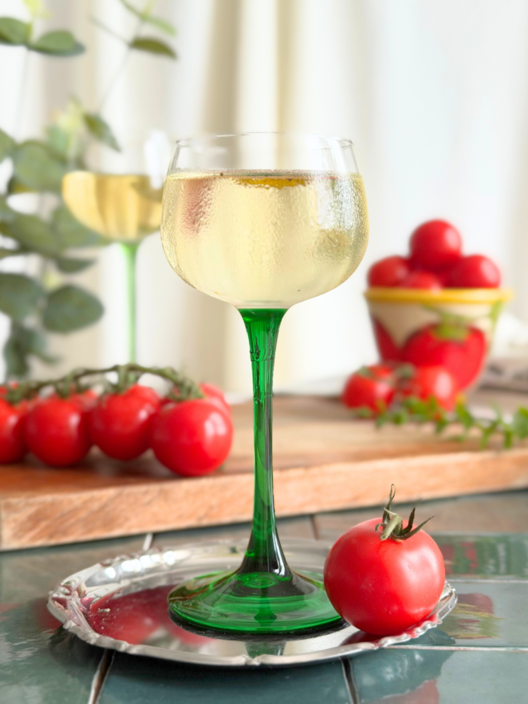 Le Tomatini de Deliciously Home, notre version estivale du Martini autour de la tomate, du concombre et de l’huile d’olive.