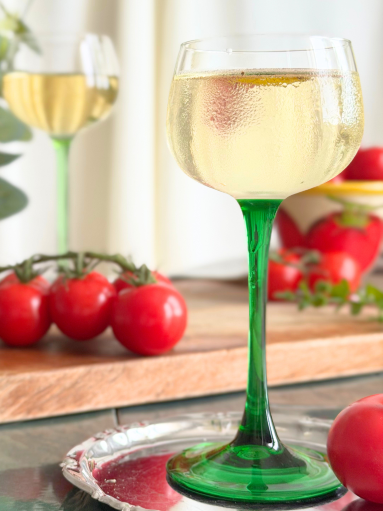 Notre Tomato Martini à la vodka, un cocktail clair aux saveurs de tomate fraîche pensé pour les jours d’été.