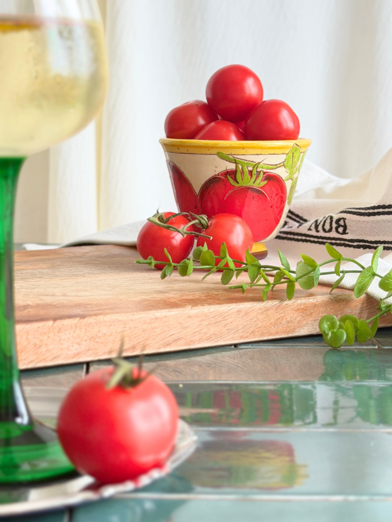 Des tomates mûres et juteuses, point de départ de l’eau de tomate clarifiée utilisée dans notre Tomatini.