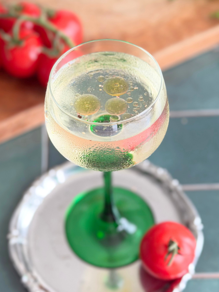 Quelques gouttes d’huile d’olive terminent notre Tomatini et renforcent les saveurs fraîches de la tomate.