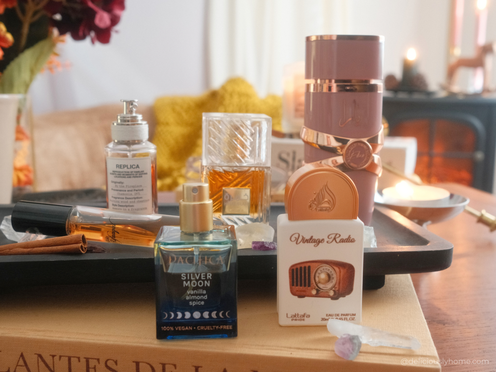 Les 6 parfums d’automne de Deliciously Home réunis dans une ambiance chaleureuse : By the Fireplace de Maison Margiela, Khamrah, Vintage Radio et Yara Elixir de Lattafa, Silver Moon de Pacifica et Rifaaqat de Paris Corner.