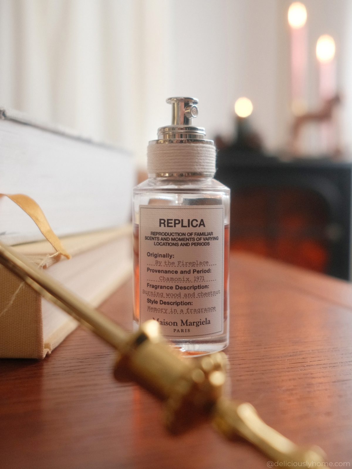 By the Fireplace de Maison Margiela, parfum d’automne boisé et fumé, entre livre et feu de cheminée pour retrouver la chaleur de la maison avec Deliciously Home.