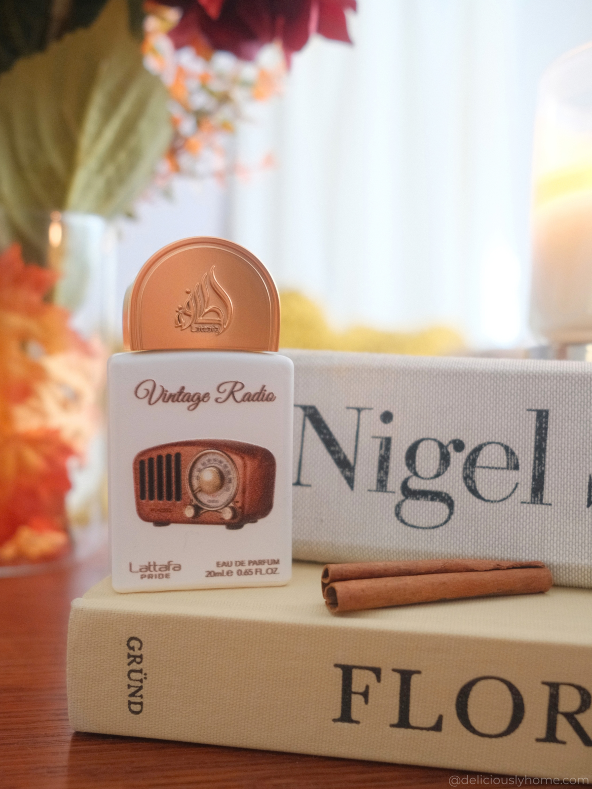 Vintage Radio de Lattafa, parfum d’automne boisé et aromatique, entre livres et cannelle dans l’univers chaleureux de la sélection Deliciously Home.