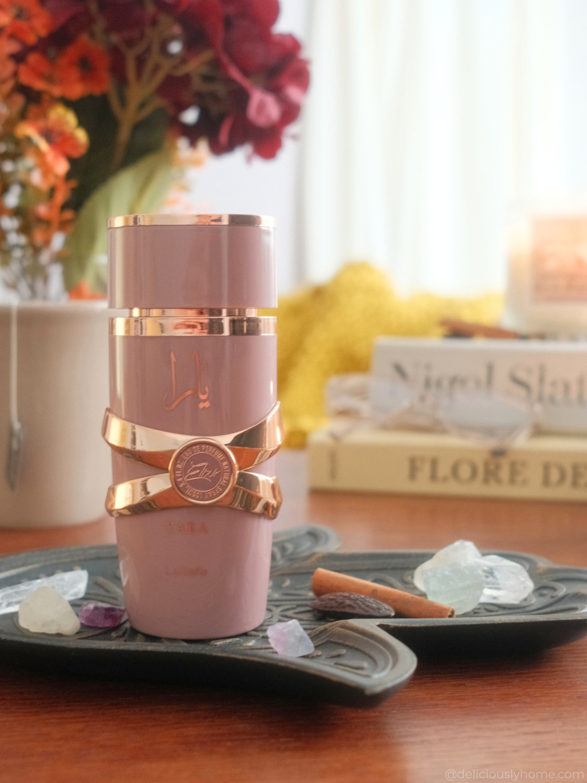 Yara Elixir de Lattafa, parfum d’automne fruité et gourmand, mis en scène parmi épices et cristaux pour la sélection de saison de Deliciously Home.