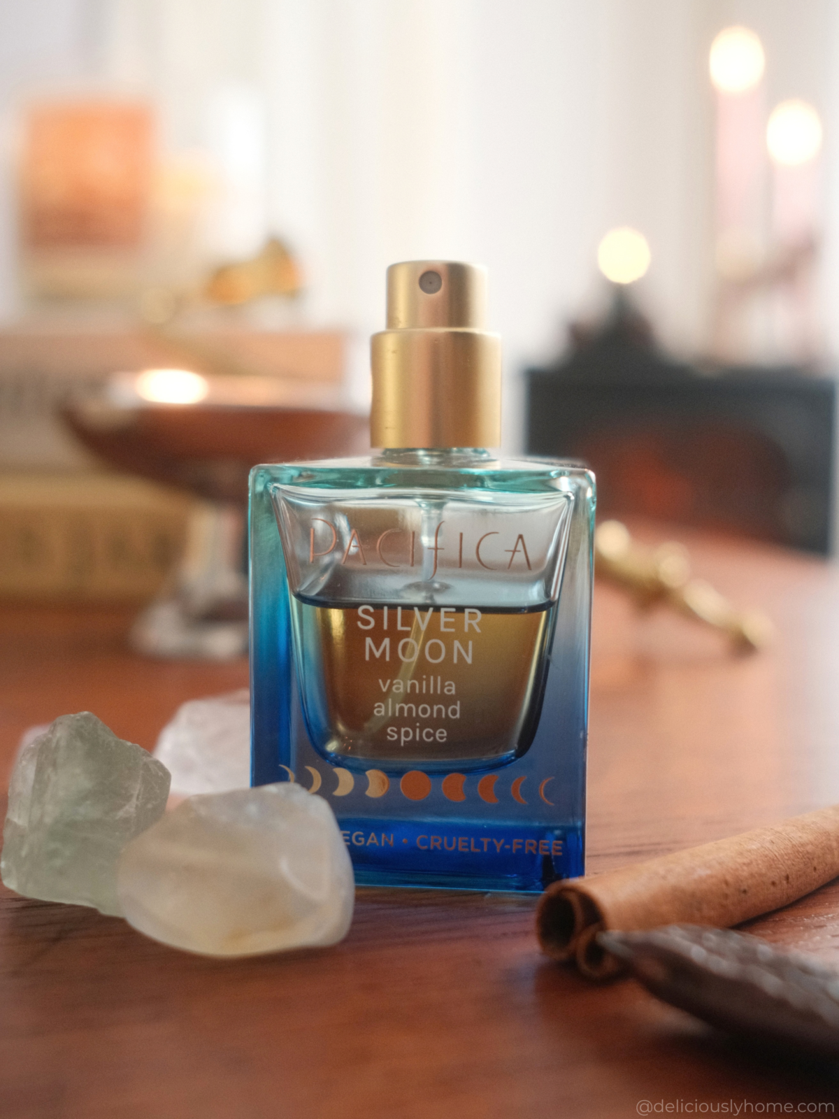 Silver Moon de Pacifica, parfum d’automne aux notes de vanille, amande et épices, dans une atmosphère douce inspirée des rituels de saison de Deliciously Home.