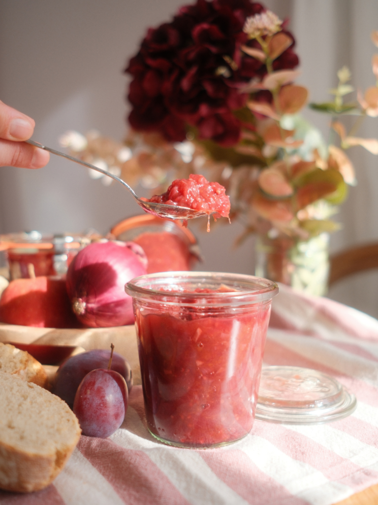 une cuillère de chutney de prunes maison avec prunes fraîches et oignon rouge, recette d’automne Deliciously Home.