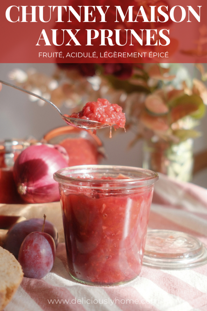 Pots de chutney de prunes maison avec prunes fraîches et oignon rouge, recette d’automne Deliciously Home.