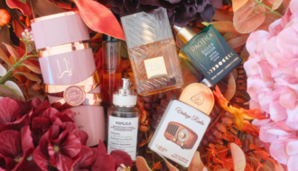 Les 6 parfums d’automne de Deliciously Home réunis dans une ambiance chaleureuse : By the Fireplace de Maison Margiela, Khamrah, Vintage Radio et Yara Elixir de Lattafa, Silver Moon de Pacifica et Rifaaqat de Paris Corner.