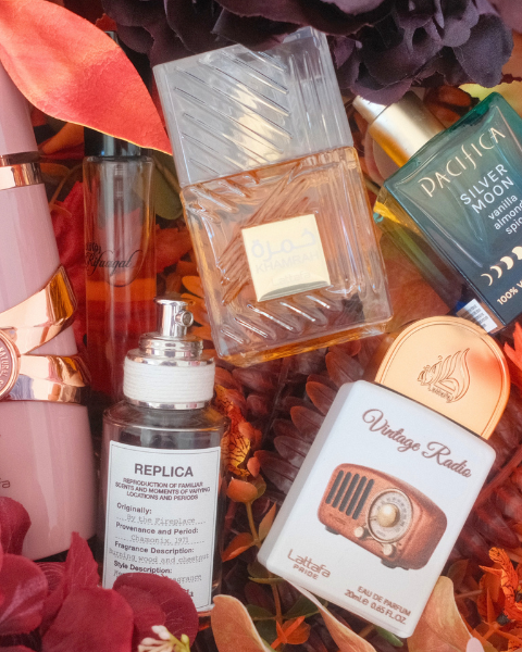 Les 6 parfums d’automne de Deliciously Home réunis dans une ambiance chaleureuse : By the Fireplace de Maison Margiela, Khamrah, Vintage Radio et Yara Elixir de Lattafa, Silver Moon de Pacifica et Rifaaqat de Paris Corner.