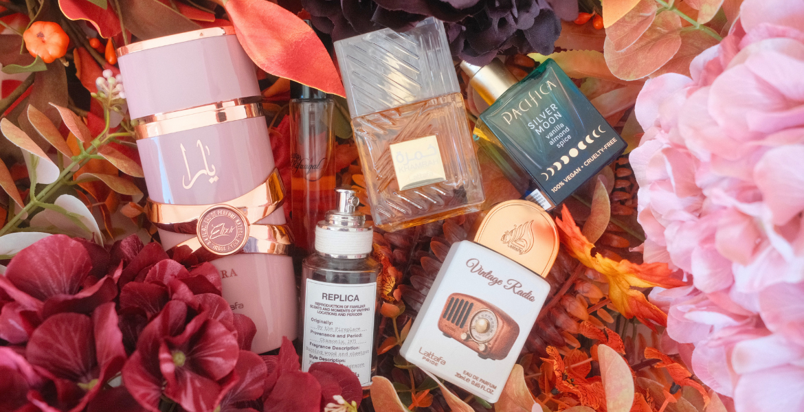 Les 6 parfums d’automne de Deliciously Home réunis dans une ambiance chaleureuse : By the Fireplace de Maison Margiela, Khamrah, Vintage Radio et Yara Elixir de Lattafa, Silver Moon de Pacifica et Rifaaqat de Paris Corner.