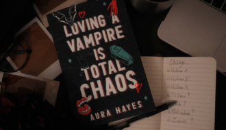 Pour sa lecture d’octobre, Deliciously Home plonge dans Loving a Vampire Is Total Chaos d’Aura Hayes, où l’enquête menée par Celine à Chicago croise la route de Zavier, vampire aussi imprévisible que drôle et directement lié aux meurtres qu’elle cherche à résoudre.
