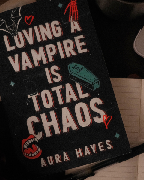 Pour sa lecture d’octobre, Deliciously Home plonge dans Loving a Vampire Is Total Chaos d’Aura Hayes, où l’enquête menée par Celine à Chicago croise la route de Zavier, vampire aussi imprévisible que drôle et directement lié aux meurtres qu’elle cherche à résoudre.