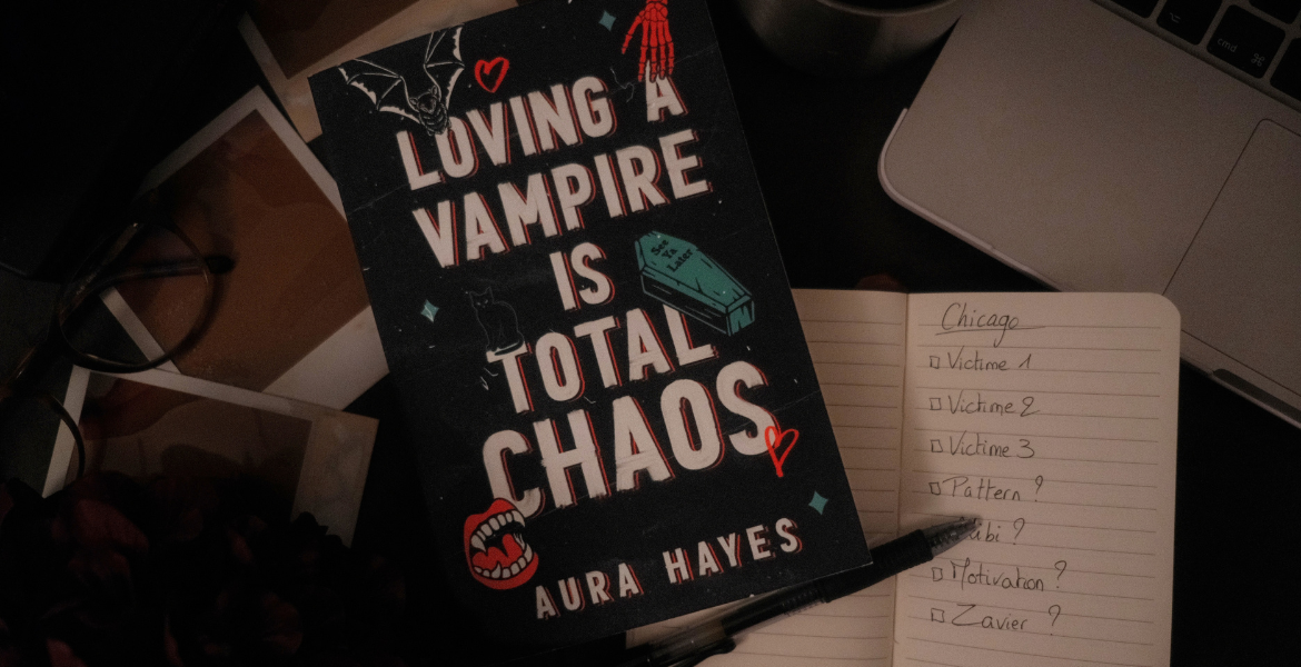 homepage loving a vampire is total chaos aura hayes deliciouslyhome 2 Pour sa lecture d’octobre, Deliciously Home plonge dans Loving a Vampire Is Total Chaos d’Aura Hayes, où l’enquête menée par Celine à Chicago croise la route de Zavier, vampire aussi imprévisible que drôle et directement lié aux meurtres qu’elle cherche à résoudre.
