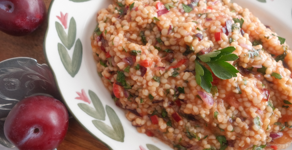 Taboulé de fin d’été aux prunes violettes, couscous, menthe, persil, oignon rouge et piment, accompagné de prunes fraîches. Retrouvez la recette sur Deliciously Home.
