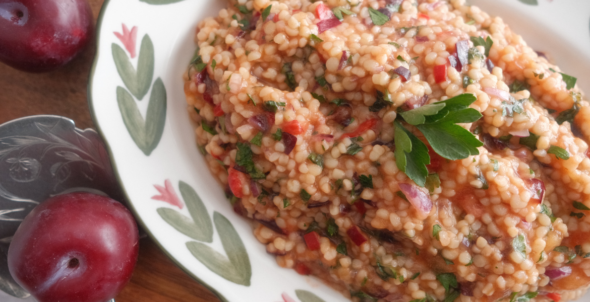 Taboulé de fin d’été aux prunes violettes, couscous, menthe, persil, oignon rouge et piment, accompagné de prunes fraîches. Retrouvez la recette sur Deliciously Home.