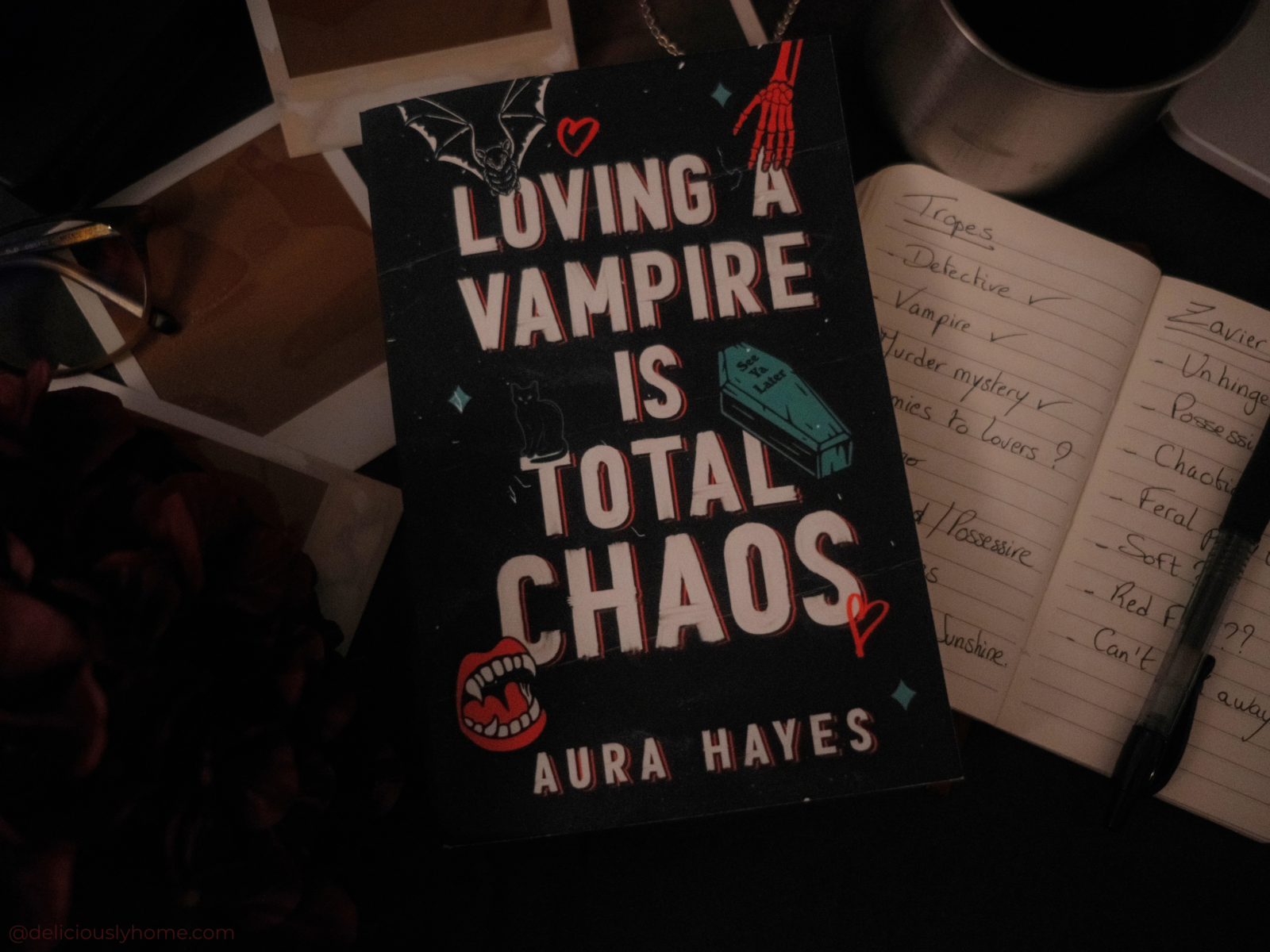 La sélection d’octobre de Deliciously Home avec Loving a Vampire Is Total Chaos d’Aura Hayes mise sur un duo volontairement chaotique : Celine, détective déterminée, face à Zavier, vampire unhinged et possessif dont l’humour pince-sans-rire porte une grande partie du plaisir de lecture.