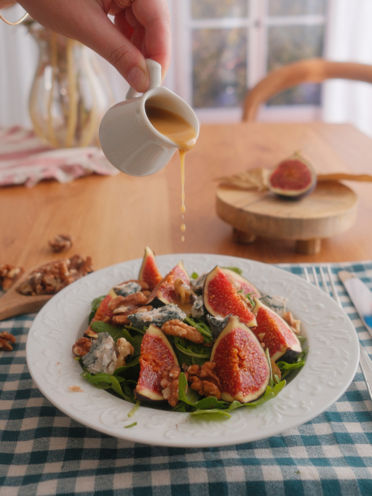 Salade de figues violettes, fromage bleu, cresson et noix, arrosée de vinaigrette juste avant de servir. Retrouvez la recette sur Deliciously Home.