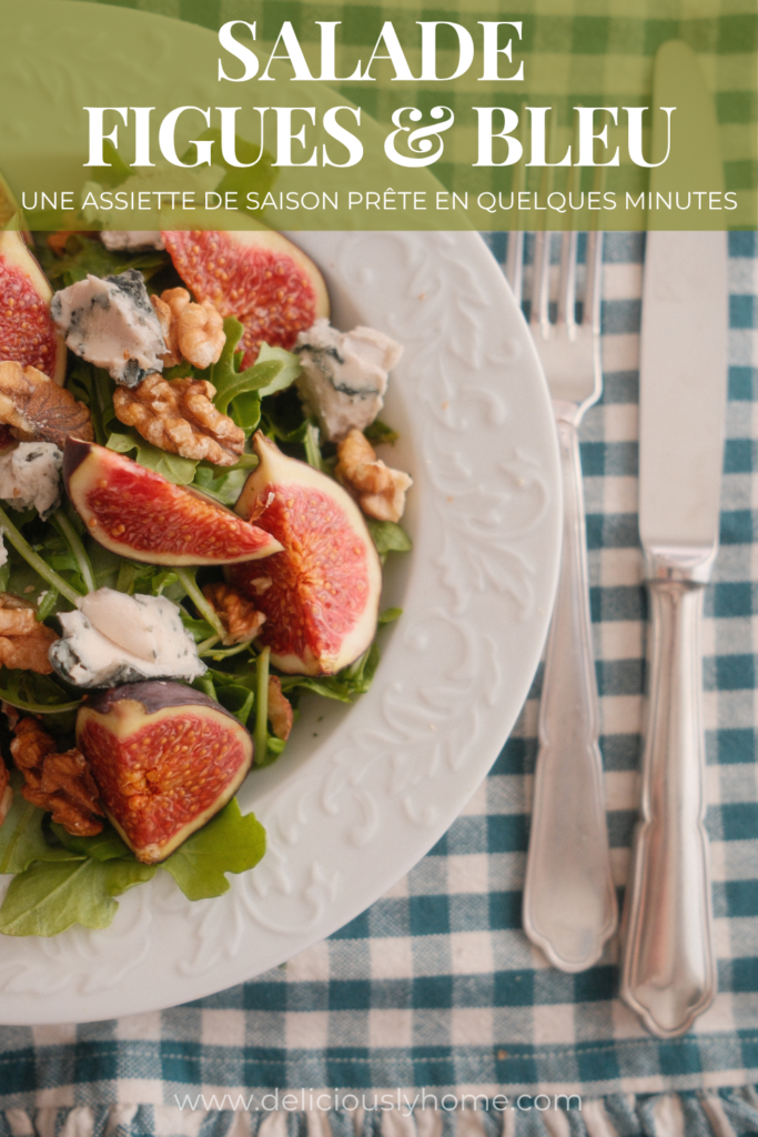 Salade de figues et fromage bleu avec noix torréfiées et cresson, servie sur une nappe à carreaux. Retrouvez la recette sur Deliciously Home.