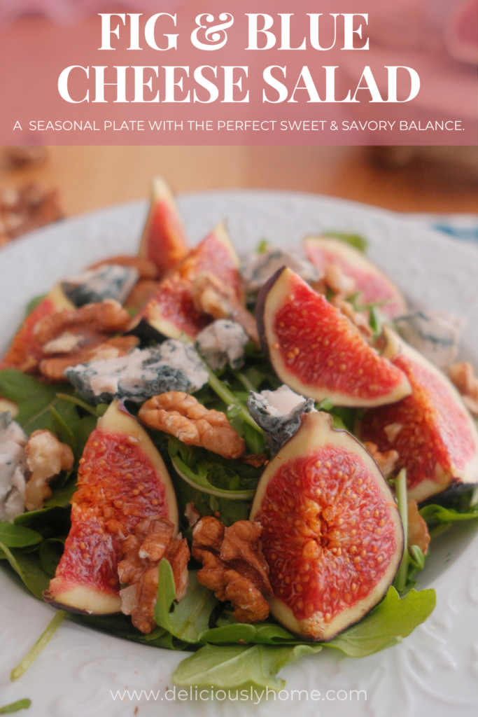 Salade de figues violettes, fromage bleu et noix servie sur un lit de cresson, avec une vinaigrette au Xérès et à la noisette. Retrouvez la recette sur Deliciously Home.