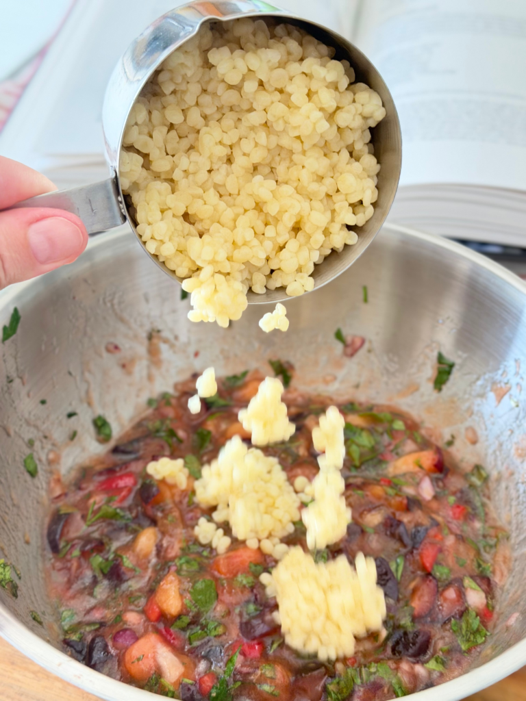 Couscous à gros grains ajouté au mélange de prunes violettes, herbes fraîches, oignon rouge et piment pour terminer le taboulé. Retrouvez la recette sur Deliciously Home.